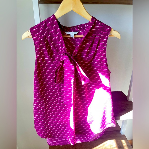 Pink 41Hawthorn V-Neck Blouse Women’s Size Medium.
Bold wave/toothpaste pattern. - Picture 3 of 8